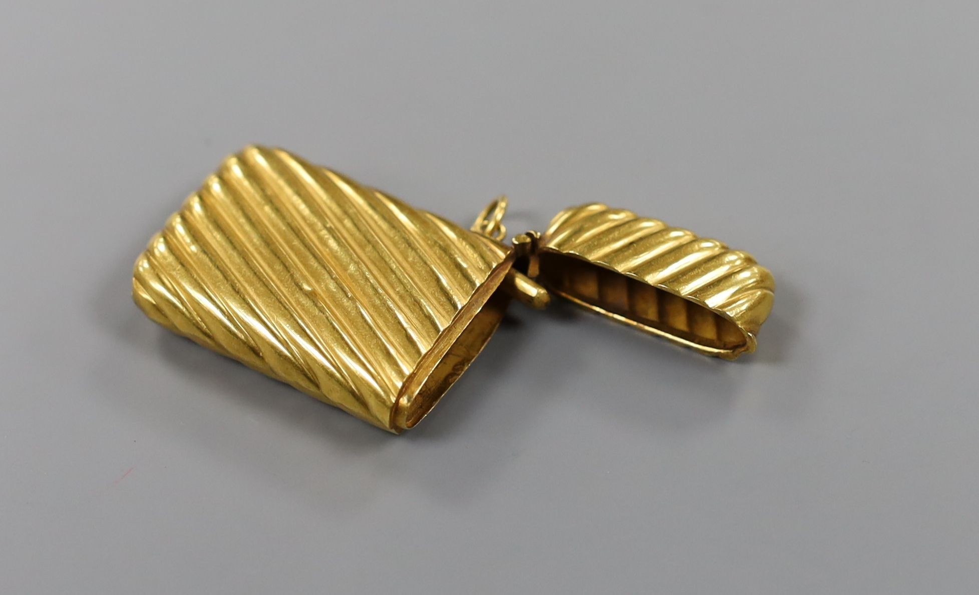 An early 20th century French fluted yellow metal (18ct poincon mark) vesta case, 45mm,gross 13.5 grams.